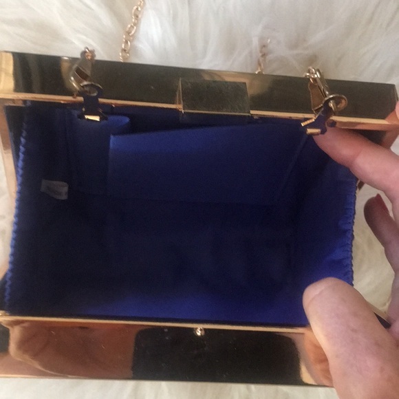 Tan hard case shoulder bag with gold accents - Picture 4 of 10